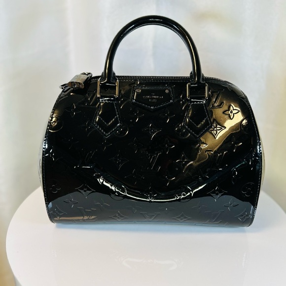 🖤𝐋𝐎𝐔𝐈𝐒 𝐕𝐔𝐈𝐓𝐓𝐎𝐍🖤Montana vernis empreinte hand bag ($975) - Picture 5 of 9